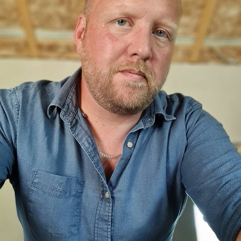 Verner, 43, Pujil