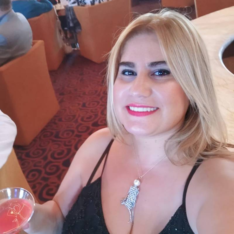 Gloria, 56, Velimese
