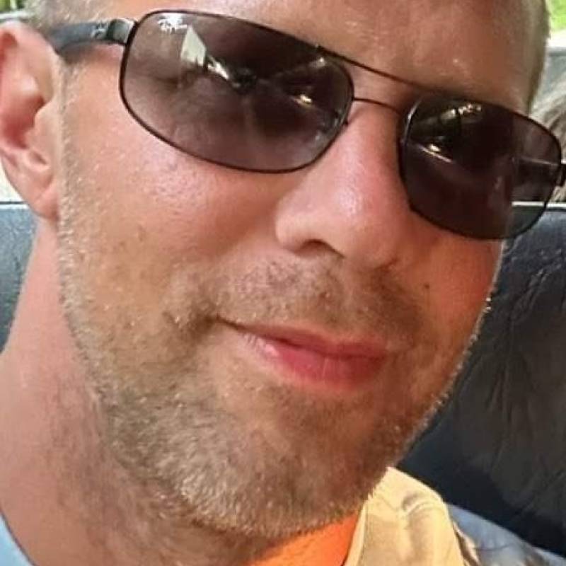 James, 47, Bayrut
