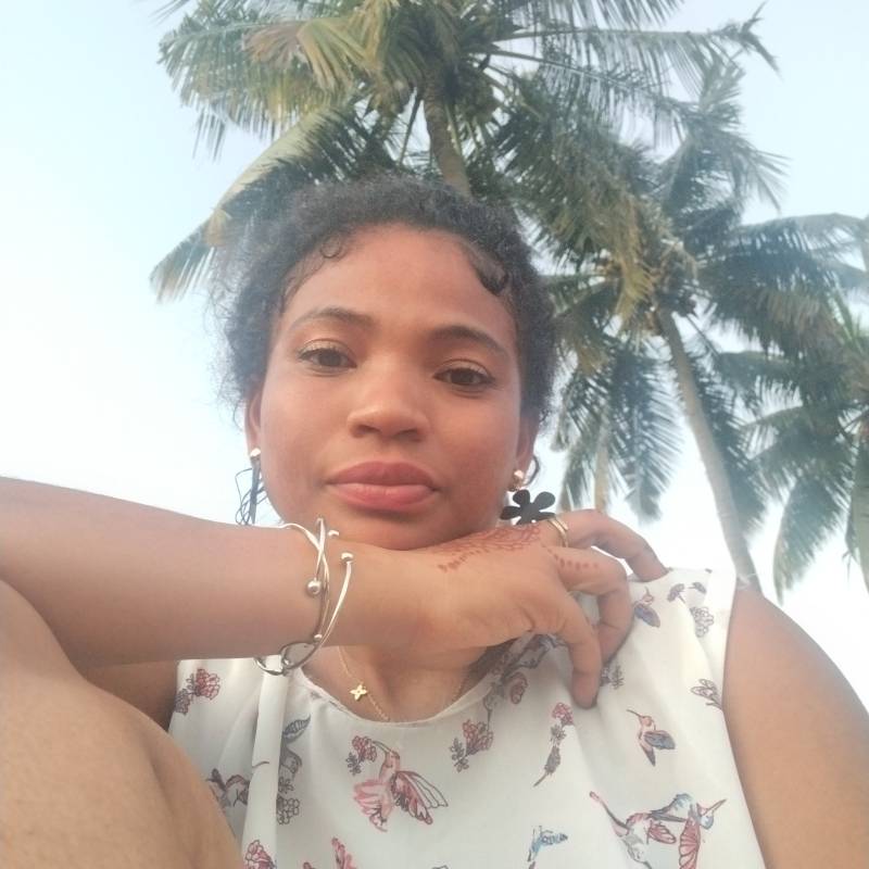 Zina, 34, Tapero