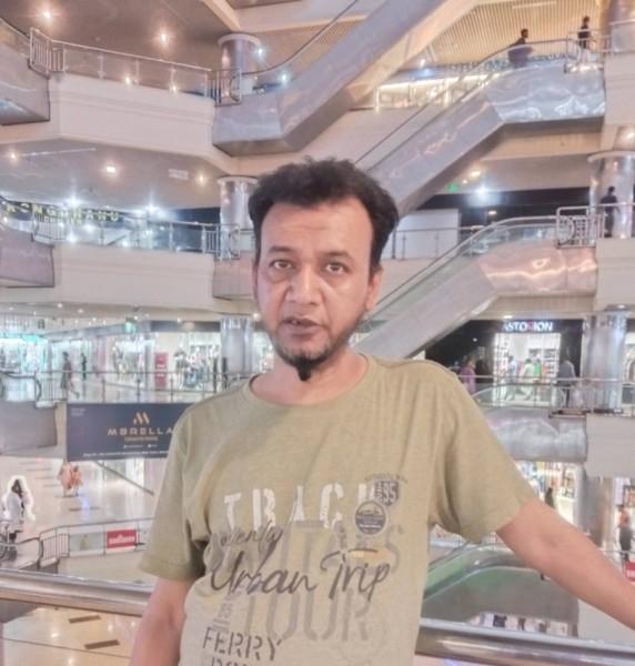Roney, 46, Membakut